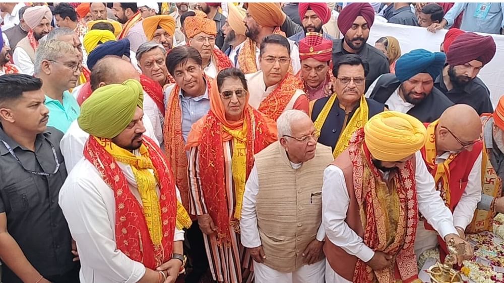 ਪੰਜਾਬ ਦੇ ਮੁੱਖ ਮੰਤਰੀ ਭਗਵੰਤ ਮਾਨ (Bhagwant Maan) ਅੱਜ ਰਾਮ ਨੌਮੀ ਸ਼ੋਭਾ ਯਾਤਰਾ (Ram Navmi Shobha Yatra) 'ਤੇ ਜਲੰਧਰ ਪਹੁੰਚੇ। ਇਸ ਦੌਰਾਨ ਵੱਖ-ਵੱਖ ਸਿਆਸੀ ਪਾਰਟੀਆਂ ਦੇ ਆਗੂਆਂ ਨੇ ਸ਼ੋਭਾ ਯਾਤਰਾ ਵਿੱਚ ਹਿੱਸਾ ਲਿਆ।