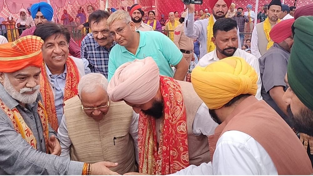 ਕਾਂਗਰਸ ਆਗੂ ਪ੍ਰਤਾਪ ਸਿੰਘ ਬਾਜਵਾ ਨੇ ਵੀ ਬੜੀ ਹੀ ਸ਼ਰਧਾ ਭਾਵ ਨਾਲ ਸ਼ੋਭਾ ਯਾਤਰਾ ਵਿੱਚ ਭਗਵਾਨ ਰਾਮ, ਲਕਸ਼ਮਨ ਜੀ ਅਤੇ ਮਾਤਾ ਸੀਤਾ ਦੀ ਆਰਤੀ ਉਤਾਰੀ