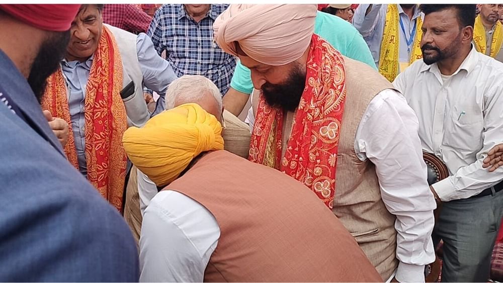 ਮੁੱਖ ਮੰਤਰੀ ਭਗਵੰਤ ਮਾਨ ਨੇ ਭਗਵਾਨ ਰਾਮ ਦੀ ਪੂਜਾ ਕੀਤੀ ਤਾਂ ਸਾਰੇ ਆਗੂਆਂ ਨੇ ਆਪਸੀ ਮਤਭੇਦ ਭੁਲਾ ਕੇ ਰਾਮ ਜੀ ਦੀ ਆਰਤੀ ਉਤਾਰੀ।