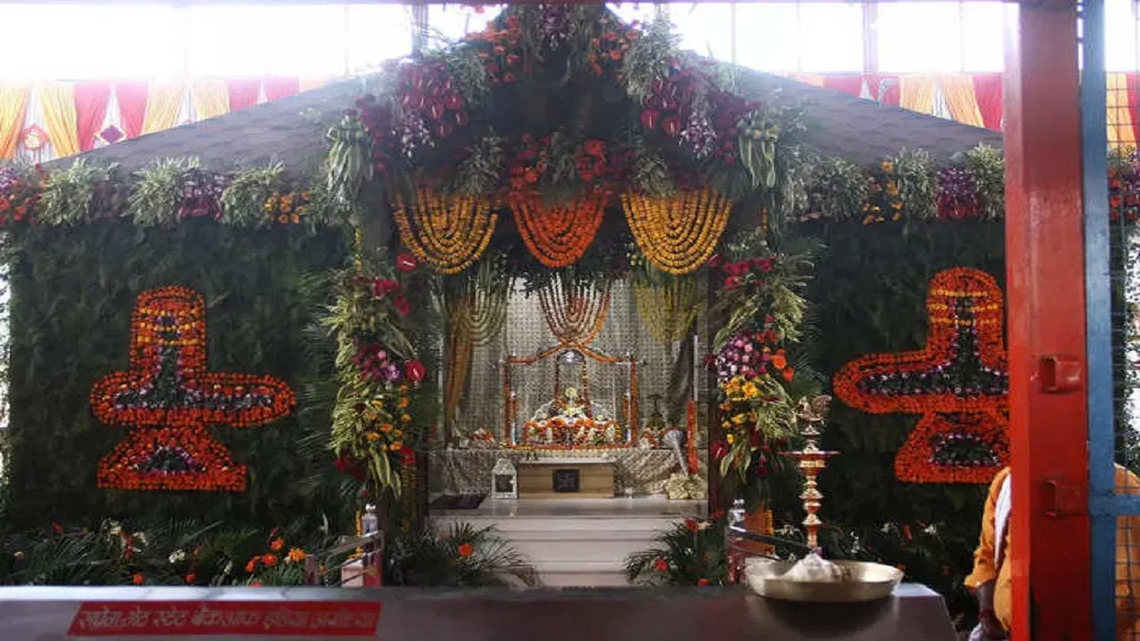 ਪੂਰਾ ਮੰਦਰ ਕੰਪਲੈਕਸ 'ਜੈ ਸ਼੍ਰੀ ਰਾਮ' ਦੇ ਨਾਅਰੇ ਨਾਲ ਗੂੰਜ ਰਿਹਾ ਹੈ। ਹਰ ਸ਼ਰਧਾਲੂ ਦੇ ਮੂੰਹ 'ਤੇ ਇਕ ਹੀ ਗੱਲ ਹੁੰਦੀ ਹੈ ਅਤੇ ਉਹ ਹੈ ਜੈ ਸ਼੍ਰੀ ਰਾਮ।