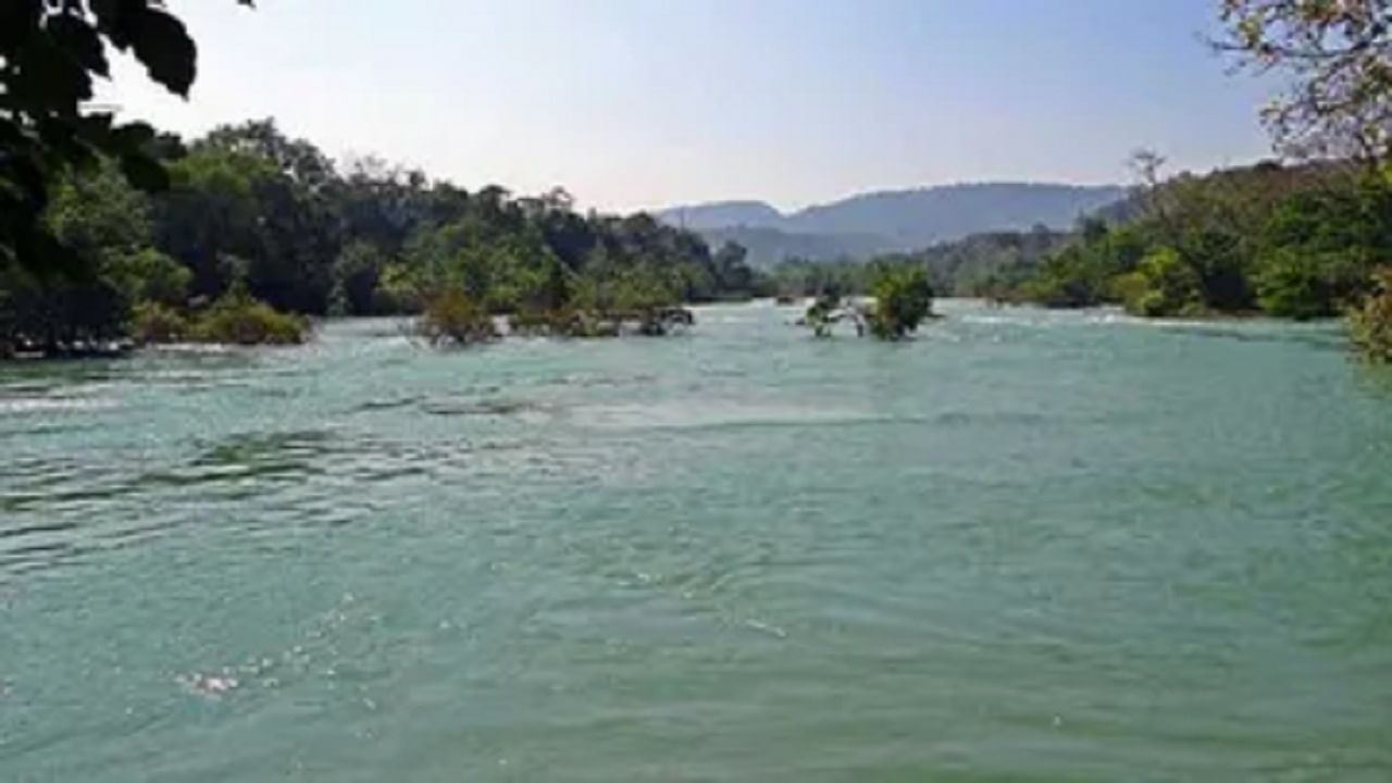Water in School: ਤਲਵੰਡੀ ਸਾਬੋ ‘ਚ ਨਹਿਰ ਵਿਚ ਪਿਆ ਪਾੜ, ਸਕੂਲ ਵਿਚ ਪਾਣੀ ਭਰਿਆ Water in School: ਤਲਵੰਡੀ ਸਾਬੋ ‘ਚ ਨਹਿਰ ਵਿਚ ਪਿਆ ਪਾੜ, ਸਕੂਲ ਵਿਚ ਪਾਣੀ ਭਰਿਆ