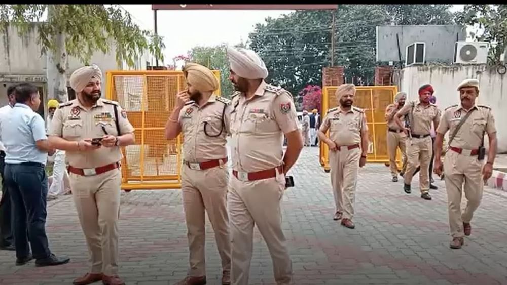 ਐਸਜੀਪੀਸੀ ਦੇ ਰੋਸ ਮਾਰਚ ਦੌਰਾਨ ਪੁਲਿਸ ਵੀ ਕਾਫੀ ਮੁਸਤੈਦ ਨਜਰ ਆਈ। ਸ਼ਹਿਰ ਚ ਥਾਂ-ਥਾਂ ਤੇ ਪੁਖਤਾ ਸੁਰੱਖਿਆ ਪੁਖਤਾ ਪ੍ਰਬੰਧ ਕੀਤੇ ਗਏ ਸਨ।