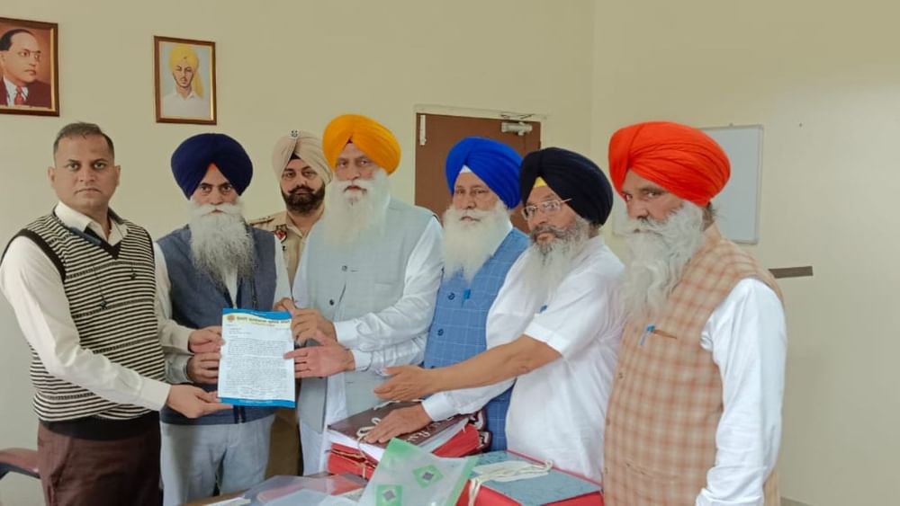 ਇਥੋਂ ਸ਼੍ਰੋਮਣੀ ਕਮੇਟੀ ਦੇ ਪੰਜ ਮੈਂਬਰ ਡਿਪਟੀ ਕਮਿਸ਼ਨਰ ਦਫ਼ਤਰ ਪੁੱਜੇ, ਜਿਥੇ ਉਨ੍ਹਾਂ ਨੇ ਵਧੀਕ ਡਿਪਟੀ ਕਮਿਸ਼ਨਰ ਸ੍ਰੀ ਸੁਰਿੰਦਰ ਸਿੰਘ ਨੂੰ ਮੈਮੋਰੰਡਮ ਸੌਂਪਿਆ। ਮੈਮੋਰੰਡਮ ਵਿਚ ਸ੍ਰੀ ਅਕਾਲ ਤਖ਼ਤ ਸਾਹਿਬ ਦੇ ਜਥੇਦਾਰ ਵਿਰੁੱਧ ਮੁੱਖ ਮੰਤਰੀ ਭਗਵੰਤ ਸਿੰਘ ਮਾਨ ਵੱਲੋਂ ਕੀਤੀਆਂ ਗਈਆਂ ਗੈਰ-ਸਿਧਾਂਤਕ ਟਿੱਪਣੀਆਂ ਦੀ ਵੀ ਆਲੋਚਨਾ ਕੀਤੀ ਗਈ ਹੈ।