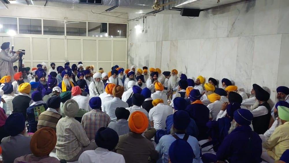 SGPC ਪ੍ਰਧਾਨ ਨੇ ਕਿਹਾ ਕਿ ਨੈਸ਼ਨਲ ਮੀਡੀਆ ਸਿੱਖ ਪੰਥ ਨੂੰ ਲੈ ਕੇ ਪੁੱਠੀਆਂ-ਸਿੱਧੀਆਂ ਖਬਰਾਂ ਚਲਾ ਰਹੀ ਹੈ। ਜਿਹੜੇ ਨੈਸ਼ਨਲ ਚੈਨਲਾਂ ਨੇ ਇਸ ਮਾਮਲੇ ਨੂੰ ਵਧਾ-ਚੜ੍ਹਾ ਕੇ ਸਿੱਖਾਂ ਨੂੰ ਦੇਸ਼ ਅਤੇ ਵਿਦੇਸ਼ਾਂ ਵਿੱਚ ਬਦਨਾਮ ਕਰਨ ਦੀ ਕੋਸ਼ਿਸ਼ ਕੀਤੀ ਹੈ, ਉਨ੍ਹਾਂ ਖਿਲਾਫ ਸ਼੍ਰੌਮਣੀ ਕਮੇਟੀ ਵੱਲੋਂ ਕਾਨੂੰਨੀ ਕਾਰਵਾਈ ਕੀਤੀ ਜਾਵੇਗੀ।