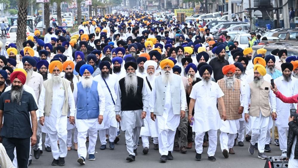 ਰੋਸ ਮਾਰਚ ਦੀ ਅਗਵਾਈ ਸ਼੍ਰੋਮਣੀ ਕਮੇਟੀ ਦੇ ਪ੍ਰਧਾਨ ਐਡਵੋਕੇਟ ਹਰਜਿੰਦਰ ਸਿੰਘ ਧਾਮੀ ਨੇ ਕੀਤੀ, ਜਦਕਿ ਇਸ ਮੌਕੇ ਵੱਡੀ ਗਿਣਤੀ ਵਿਚ ਸ਼੍ਰੋਮਣੀ ਕਮੇਟੀ ਅਹੁਦੇਦਾਰ, ਮੈਂਬਰ, ਅਧਿਕਾਰੀ, ਕਰਮਚਾਰੀ, ਰਾਗੀ, ਢਾਡੀ, ਕਵੀਸ਼ਰ ਜਥੇ ਅਤੇ ਪ੍ਰਚਾਰਕ ਸ਼ਾਮਲ ਹੋਏ।