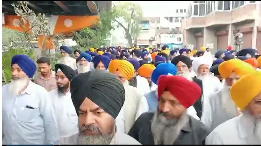 ਐਸਜੀਪੀਸੀ ਪ੍ਰਧਾਨ ਨੇ ਕਿਹਾ ਕਿ ਕਿਹਾ ਗਿਆ ਕਿ ਸ੍ਰੀ ਅਕਾਲ ਤਖ਼ਤ ਸਾਹਿਬ ਦੇ ਜਥੇਦਾਰ ਸਿੱਖ ਕੌਮ ਦੀ ਪ੍ਰਤੀਨਿਧਤਾ ਕਰਦੇ ਹਨ ਅਤੇ ਉਨ੍ਹਾਂ ਨੇ ਮੌਜੂਦਾ ਹਾਲਾਤਾਂ ਦੇ ਮੱਦੇਨਜ਼ਰ ਆਪਣਾ ਫ਼ਰਜ਼ ਬਖੂਬੀ ਨਿਭਾਇਆ ਹੈ। ਪੱਤਰ ਚ ਪੰਜਾਬ ਦੇ ਮੁੱਖ ਮੰਤਰੀ ਨੂੰ ਸਲਾਹ ਦਿੱਤੀ ਗਈ ਕਿ ਉਹ ਮੌਜੂਦਾ ਹਾਲਾਤਾਂ ਤੇ ਗਹਿਰ-ਗੰਭੀਰ ਅਧਿਐਨ ਕਰਨ ਅਤੇ ਪੰਜਾਬ ਦੇ ਸਰੋਕਾਰਾਂ ਵਿਰੁੱਧ ਭੁਗਤਣ ਤੋਂ ਬਚਣ।