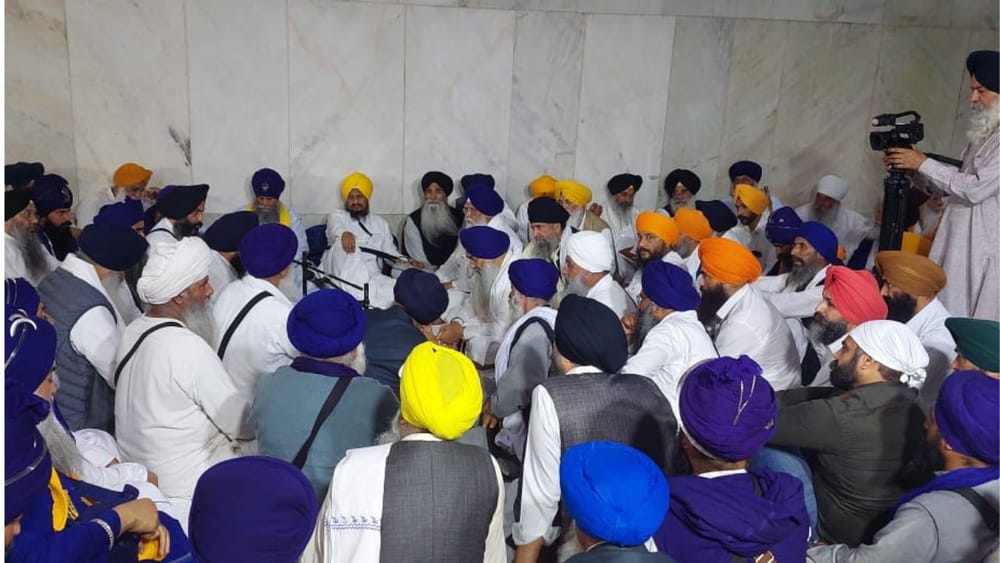 ਸ਼੍ਰੋਮਣੀ ਕਮੇਟੀ ਦੇ ਪ੍ਰਧਾਨ ਹਰਜਿੰਦਰ ਸਿੰਘ ਧਾਮੀ ਨੇ ਕਿਹਾ ਕਿ ਨੈਸ਼ਨਲ ਮੀਡੀਆ ਵੱਲੋਂ ਸਿੱਖਾਂ ਨੂੰ ਦੇਸ਼ਾਂ-ਵਿਦੇਸ਼ਾਂ ਵਿੱਚ ਬਦਨਾਮ ਕੀਤਾ ਜਾ ਰਿਹਾ ਹੈ। ਉਨ੍ਹਾਂ ਨੇ ਕਿਹਾ ਸ਼੍ਰੋਮਣੀ ਕਮੇਟੀ ਨੈਸ਼ਨਲ ਮੀਡੀਆ ਦੇ ਖਿਲਾਫ ਕਾਨੂੰਨੀ ਕਾਰਵਾਈ ਕਰੇਗੀ ਅਤੇ ਨਾਲ ਹੀ ਹਾਈ ਕੋਰਟ ਵਿਚ ਪੁਲਿਸ ਵੱਲੋਂ ਫੜੇ ਗਏ ਸਾਰੇ ਨੌਜਵਾਨਾਂ ਦਾ ਕੇਸ ਵੀ ਲੜੇਗੀ।