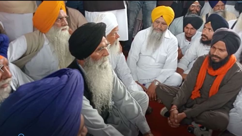 ਸ੍ਰੀ ਦਰਬਾਰ ਸਾਹਿਬ ਦੇ ਬਾਹਰ ਪਲਾਜ਼ਾ ਤੋਂ ਆਰੰਭ ਹੋਏ ਰੋਸ ਮਾਰਚ ਦੌਰਾਨ ਹਾਜ਼ਰ ਸ਼੍ਰੋਮਣੀ ਕਮੇਟੀ ਮੈਂਬਰਾਂ ਅਤੇ ਮੁਲਾਜ਼ਮਾਂ ਨੇ ਸਤਿਨਾਮ ਵਾਹਿਗੁਰੂ ਜਾਪ ਕਰਦਿਆਂ ਸਥਾਨਕ ਕਚਹਿਰੀ ਚੌਂਕ ਵਿਖੇ ਪੁੱਜ ਕੇ ਸੰਕੇਤਕ ਰੂਪ ਵਿਚ ਧਰਨਾ ਦਿੱਤਾ।