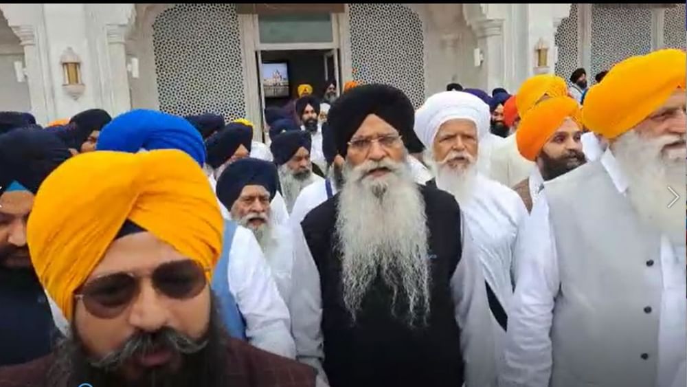 ਧਾਮੀ ਨੇ ਕਿਹਾ ਕਿ ਅੰਮ੍ਰਿਤਪਾਲ ਸਿੰਘ ਨੂੰ ਗ੍ਰਿਫ਼ਤਾਰ ਕਰਨ ਦੀ ਆੜ ਵਿਚ ਵੱਡੀ ਗਿਣਤੀ ਬੇਕਸੂਰ ਨੌਜੁਆਨਾਂ ਨੂੰ ਗ੍ਰਿਫ਼ਤਾਰ ਕਰਨਾ ਠੀਕ ਨਹੀਂ ਹੈ। ਇਸ ਵਰਤਾਰੇ ਨਾਲ ਦੇਸ਼ ਅੰਦਰ ਸਿੱਖਾਂ ਵਿਰੁੱਧ ਸਾਜ਼ਿਸ਼ ਤਹਿਤ ਬਿਰਤਾਂਤ ਸਿਰਜਿਆ ਜਾ ਰਿਹਾ ਹੈ, ਜੋ ਸਿੱਖ ਕੌਮ ਦੇ ਨਾਲ-ਨਾਲ ਪੰਜਾਬ ਲਈ ਵੀ ਚੰਗਾ ਨਹੀਂ ਹੈ।