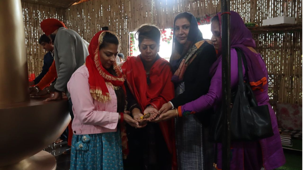 ‘Jalandhar ਵਿੱਚ ਬਣ ਰਿਹਾ ਮਹਾਂ ਸ਼ਿਵਲਿੰਗ, ਰੋਜਾਨਾ ਹੋਵੇਗਾ ਸਵਾ ਲੱਖ ਸ਼ਿਵਲਿੰਘ ਦਾ ਰੁਦਰਾਭਿਸ਼ੇਕ’ ‘Jalandhar ਵਿੱਚ ਬਣ ਰਿਹਾ ਮਹਾਂ ਸ਼ਿਵਲਿੰਗ, ਰੋਜਾਨਾ ਹੋਵੇਗਾ ਸਵਾ ਲੱਖ ਸ਼ਿਵਲਿੰਘ ਦਾ ਰੁਦਰਾਭਿਸ਼ੇਕ’