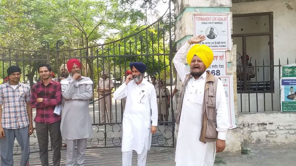 ਫਰੀਦਕੋਟ ਅਦਾਲਤ ਵਿਚ ਪੰਜਾਬ ਦੇ ਸਾਬਕਾ ਮੁੱਖ ਮੰਤਰੀ ਪ੍ਰਕਾਸ਼ ਸਿੰਘ ਬਾਦਲ ਅਤੇ ਉਪ ਮੁੱਖ ਮੰਤਰੀ ਸੁਖਬੀਰ ਸਿੰਘ ਬਾਦਲ ਦੀ ਪੇਸ਼ੀ ਦੌਰਾਨ ਸਿੱਖ ਨੌਜਵਾਨਾਂ ਵੱਲੋਂ ਅਦਾਲਤ ਦੇ ਬਾਹਰ ਦੋਵਾਂ ਨੂੰ ਗ੍ਰਿਫਤਾਰ ਕਰਨ ਅਤੇ ਸ਼੍ਰੋਮਣੀ ਅਕਾਲੀ ਦਲ ਮੁਰਦਾਬਾਦ ਦੇ ਨਾਅਰੇ ਲਗਾਏ ਗਏ।