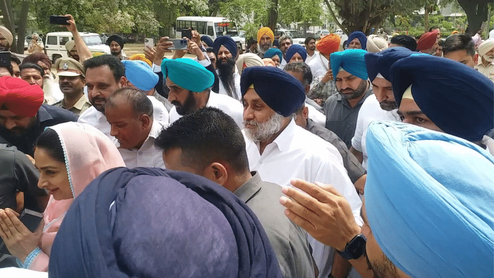 ਦੋਵਾਂ ਨੇ ਅਗਾਉ ਜ਼ਮਾਨਤ ਲਈ ਕੋਰਟ ਵਿੱਚ 5-5 ਲੱਖ ਦੇ ਨਿੱਜੀ ਮੁਚੱਲਕੇ ਭਰੇ। ਜਿਕਰਯੋਗ ਹੈ ਕਿ ਇਸ ਇਨ੍ਹਾਂ ਮਾਮਲਿਆਂ ਵਿੱਚ ਸਾਬਕਾ ਮੁੱਖ ਮੰਤਰੀ ਨੂੰ ਫਰੀਦਕੋਟ ਦੀ ਅਦਾਲਤ ਤੋਂ ਅਤੇ ਉਪ ਮੁੱਖ ਮੰਤਰੀ ਨੂੰ ਪੰਜਾਬ ਹਰਿਆਣਾ ਹਾਈਕੋਰਟ ਤੋਂ ਅਗਾਊਂ ਜਮਾਨਤ ਮਿਲ ਚੁੱਕੀ ਹੈ।