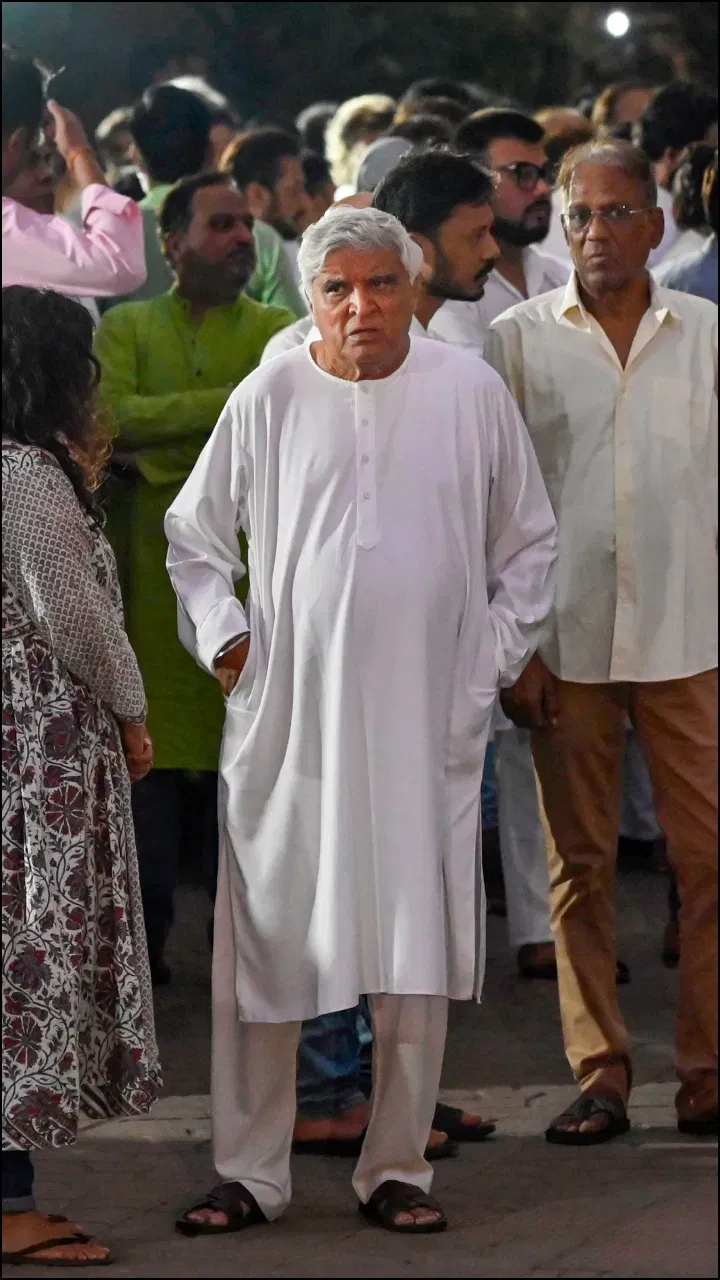 ਆਪਣੀ ਮੌਤ ਤੋਂ ਇੱਕ ਦਿਨ ਪਹਿਲਾਂ, ਸਤੀਸ਼ ਕੌਸ਼ਿਕ ਜਾਵੇਦ ਅਖਤਰ ਅਤੇ ਸ਼ਬਾਨਾ ਆਜ਼ਮੀ ਦੇ ਘਰ ਆਯੋਜਿਤ ਹੋਲੀ ਪਾਰਟੀ ਵਿੱਚ ਸ਼ਾਮਲ ਹੋਏ ਸਨ। ਉਨ੍ਹਾਂ ਨੇ ਇਸ ਪਾਰਟੀ ਦੀਆਂ ਕਈ ਤਸਵੀਰਾਂ ਵੀ ਸ਼ੇਅਰ ਕੀਤੀਆਂ ਹਨ। ਜਾਵੇਦ ਅਖਤਰ ਵੀ ਉਨ੍ਹਾਂ ਦੇ ਅਚਾਨਕ ਦਿਹਾਂਤ ਕਾਰਨ ਕਾਫੀ ਦੁਖੀ ਨਜ਼ਰ ਆਏ। ਜਾਵੇਦ ਅਖਤਰ ਵੀ ਅੰਤਿਮ ਸੰਸਕਾਰ 'ਚ ਸ਼ਾਮਲ ਹੋਏ। (ਤਸਵੀਰ PTI)