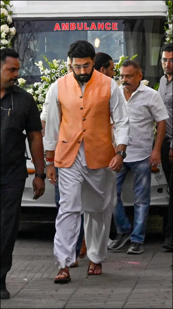 ਫਿਲਮ ਅਭਿਨੇਤਾ ਅਭਿਸ਼ੇਕ ਬੱਚਨ ਵੀ ਸਤੀਸ਼ ਕੌਸ਼ਿਕ ਦੇ ਅੰਤਿਮ ਦਰਸ਼ਨਾਂ ਲਈ ਉਨ੍ਹਾਂ ਦੇ ਘਰ ਪਹੁੰਚੇ। ਅਭਿਸ਼ੇਕ ਦੇ ਚਿਹਰੇ 'ਤੇ ਉਨ੍ਹਾਂ ਦੇ ਜਾਣ ਦੀ ਉਦਾਸ਼ੀ ਸਾਫ ਦੇਖੀ ਜਾ ਸਕਦੀ ਹੈ। ਕੁਝ ਵੀਡੀਓ 'ਚ ਅਭਿਸ਼ੇਕ ਬੱਚਨ ਵੀ ਅਨੁਪਮ ਖੇਰ ਨੂੰ ਗਲੇ ਲਗਾ ਕੇ ਉਨ੍ਹਾਂ ਨੂੰ ਦਿਲਾਸਾ ਦਿੰਦੇ ਨਜ਼ਰ ਆਏ। ਅਮਿਤਾਭ ਬੱਚਨ ਹਾਲ ਹੀ 'ਚ ਜ਼ਖਮੀ ਹੋਏ ਹਨ, ਜਿਸ ਕਾਰਨ ਉਹ ਅੰਤਿਮ ਦਰਸ਼ਨਾਂ ਲਈ ਨਹੀਂ ਆਏ। (ਤਸਵੀਰ PTI)