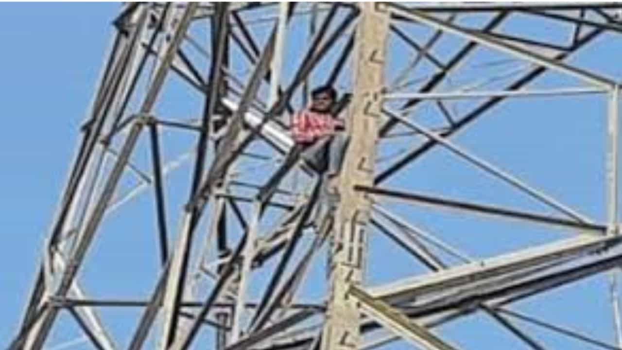Pathankot : ਪਠਾਨਕੋਟ ਚ ਦੋ ਬਜ਼ੁਰਗ ਰੁਜ਼ਗਾਰ ਦੀ ਮੰਗ ਨੂੰ ਲੈ ਕੇ ਬਿਜਲੀ ਦੇ ਟਾਵਰ ਤੇ ਚੜੇ