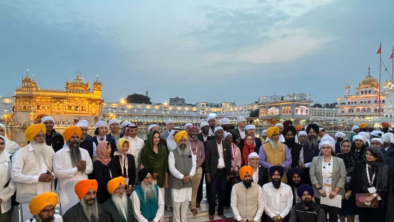 G-20 ਦੇਸ਼ਾਂ ਦੇ Delegates ਸੱਚਖੰਡ ਸ੍ਰੀ ਹਰਿਮੰਦਰ ਸਾਹਿਬ ਵਿਖੇ ਹੋਏ ਨਤਮਸਤਕ G-20 ਦੇਸ਼ਾਂ ਦੇ Delegates ਸੱਚਖੰਡ ਸ੍ਰੀ ਹਰਿਮੰਦਰ ਸਾਹਿਬ ਵਿਖੇ ਹੋਏ ਨਤਮਸਤਕ