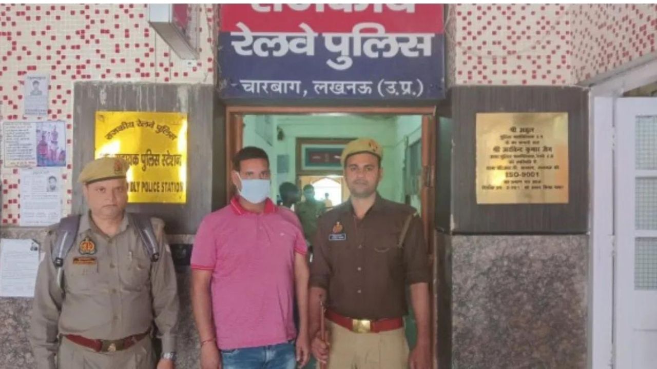 Urinal Case: ਟਰੇਨ ‘ਚ ਮਹਿਲਾ ਯਾਤਰੀ ‘ਤੇ ਕੀਤਾ ਪਿਸ਼ਾਬ, TTE ਗ੍ਰਿਫਤਾਰ, ਗਈ ਨੌਕਰੀ Urinal Case: ਟਰੇਨ ‘ਚ ਮਹਿਲਾ ਯਾਤਰੀ ‘ਤੇ ਕੀਤਾ ਪਿਸ਼ਾਬ, TTE ਗ੍ਰਿਫਤਾਰ, ਗਈ ਨੌਕਰੀ