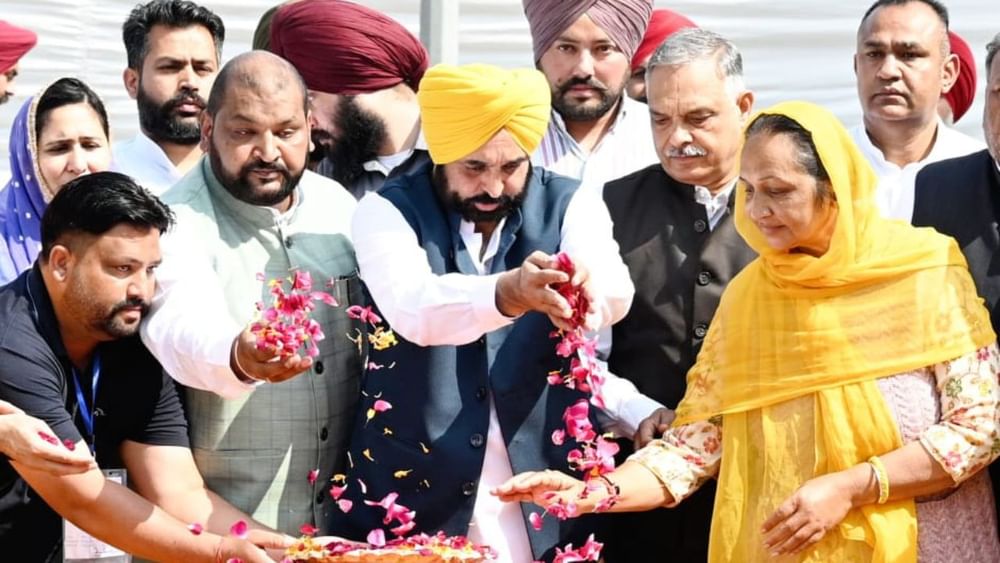 ਮੁੱਖ ਮੰਤਰੀ ਨੇ ਕਿਹਾ ਕਿ ਸੂਬਾ ਸਰਕਾਰ ਨੇ ਸ਼ਹੀਦ-ਏ-ਆਜ਼ਮ ਭਗਤ ਸਿੰਘ ਦੇ ਪਿੰਡ ਵਿੱਚ ਵਿਰਾਸਤੀ ਗਲੀ ਦੇ ਨਿਰਮਾਣ ਦਾ ਫੈਸਲਾ ਕੀਤਾ ਹੈ ਤਾਂ ਕਿ ਸੁਤੰਤਰਤਾ ਸੰਗਰਾਮ ਵਿੱਚ ਪੰਜਾਬੀਆਂ ਤੇ ਪੰਜਾਬ ਦੇ ਸ਼ਾਨਾਮੱਤੇ ਯੋਗਦਾਨ ਨੂੰ ਦਰਸਾਇਆ ਜਾ ਸਕੇ। ਉਨ੍ਹਾਂ ਕਿਹਾ ਕਿ 850 ਮੀਟਰ ਲੰਮੀ ਇਹ ਵਿਰਾਸਤੀ ਗਲੀ ਖਟਕੜ ਕਲਾਂ ਵਿੱਚ ਅਜਾਇਬ ਘਰ ਤੋਂ ਸ਼ਹੀਦ ਭਗਤ ਸਿੰਘ ਦੇ ਘਰ ਤੱਕ ਬਣਾਈ ਜਾਵੇਗੀ।