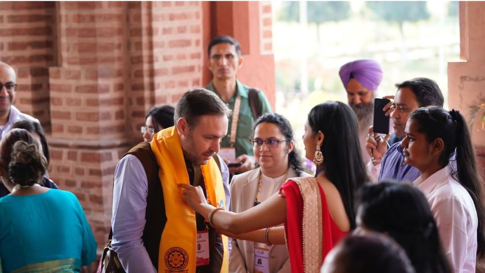 ਬੈਠਕ ਵਾਲੀ ਥਾਂ ਤੇ ਪਹੁੰਚਣ ਤੇ ਸਾਰੇ ਵਿਦੇਸ਼ੀ ਮਹਿਮਾਨਾਂ ਦਾ ਸਿਰੋਪਾਓ ਭੇਟ ਕਰਕੇ ਨਿੱਘਾ ਸਵਾਗਤ ਕੀਤਾ ਗਿਆ। ਸਵਾਗਤ ਦਾ ਇਹ ਤਰੀਕਾ ਵੇਖ ਕੇ ਬੈਠਕ ਵਿੱਚ ਸਾਮਲ ਲੋਕ ਬਹੁਤ ਹੀ ਮਾਣ ਮਹਿਸੂਸ ਕਰ ਰਹੇ ਸਨ।