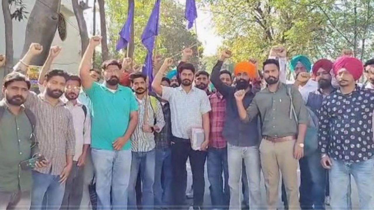 Employee Protest: ਮੁੱਖ ਮੰਤਰੀ ਦੀ ਫੇਰੀ ਤੋਂ ਪਹਿਲਾ ਵੇਰਕਾ ਪਲਾਂਟ ਦੇ ਮੁਲਾਜਮਾਂ ਦਾ ਪ੍ਰਦਰਸ਼ਨ Employee Protest: ਮੁੱਖ ਮੰਤਰੀ ਦੀ ਫੇਰੀ ਤੋਂ ਪਹਿਲਾ ਵੇਰਕਾ ਪਲਾਂਟ ਦੇ ਮੁਲਾਜਮਾਂ ਦਾ ਪ੍ਰਦਰਸ਼ਨ