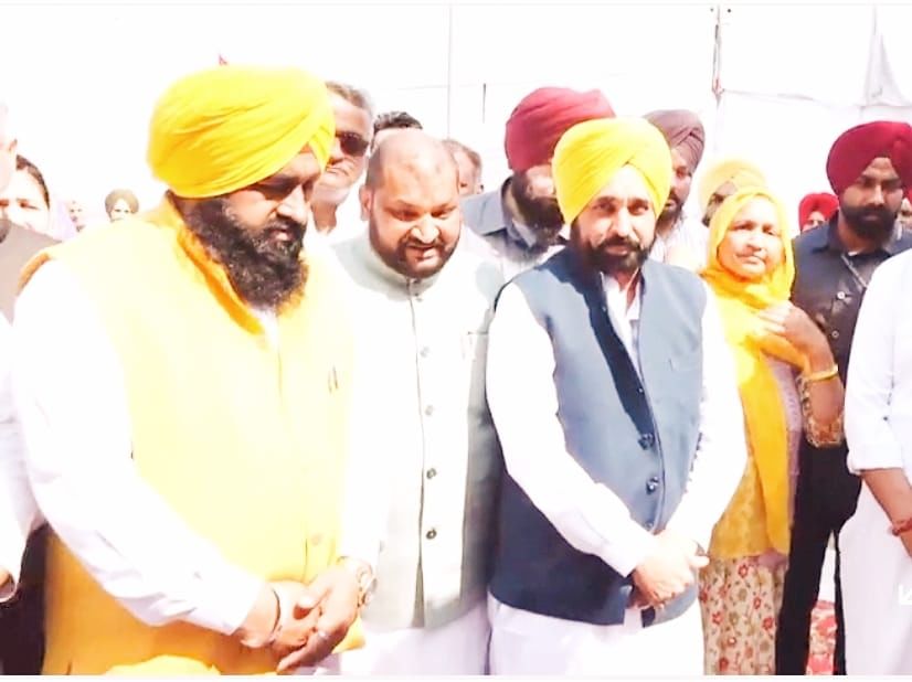 ਮੁੱਖ ਮੰਤਰੀ ਭਗਵੰਤ ਮਾਨ ਨੇ ਲੋਕਾਂ ਨੂੰ ਸੱਦਾ ਦਿੱਤਾ ਕਿ ਉਹ ਸ਼ਹੀਦ ਭਗਤ ਸਿੰਘ ਦੇ ਸੁਪਨਿਆਂ ਦਾ ਸਮਾਜ ਸਿਰਜਣ ਲਈ ਅੱਗੇ ਆਉਣ ਅਤੇ ਸੂਬਾ ਸਰਕਾਰ ਇਸ ਮਕਸਦ ਦੀ ਪੂਰੀ ਲਈ ਪੂਰਾ ਸਹਿਯੋਗ ਤੇ ਤਾਲਮੇਲ ਕਰੇਗੀ। ਸ਼ਹੀਦ-ਏ-ਆਜ਼ਮ ਦੇ ਜੱਦੀ ਪਿੰਡ ਵਿੱਚ ਉਨ੍ਹਾਂ ਨੂੰ ਸ਼ਰਧਾ ਦੇ ਫੁੱਲ ਭੇਟ ਕਰਦਿਆਂ ਮੁੱਖ ਮੰਤਰੀ ਨੇ ਕਿਹਾ ਕਿ ਇਹ ਦਿਨ ਸਾਨੂੰ ਧਰਤੀ ਮਾਂ ਦੇ ਸੱਚੇ ਸਪੂਤ ਵੱਲੋਂ ਦਿੱਤੇ ਮਹਾਨ ਬਲੀਦਾਨ ਬਾਰੇ ਚੇਤੇ ਕਰਵਾਉਂਦਾ ਹੈ।