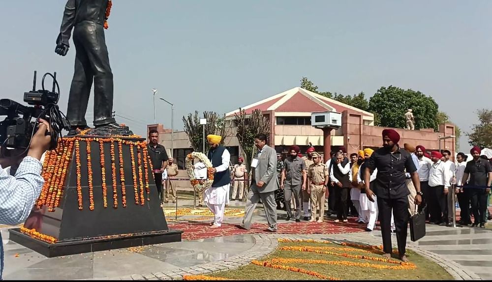 ਮੁੱਖ ਮੰਤਰੀ ਭਗਵੰਤ ਮਾਨ ਨੇ ਲੋਕਾਂ ਨੂੰ ਸੱਦਾ ਦਿੱਤਾ ਕਿ ਉਹ ਸ਼ਹੀਦ ਭਗਤ ਸਿੰਘ ਦੇ ਸੁਪਨਿਆਂ ਦਾ ਸਮਾਜ ਸਿਰਜਣ ਲਈ ਅੱਗੇ ਆਉਣ ਅਤੇ ਸੂਬਾ ਸਰਕਾਰ ਇਸ ਮਕਸਦ ਦੀ ਪੂਰੀ ਲਈ ਪੂਰਾ ਸਹਿਯੋਗ ਤੇ ਤਾਲਮੇਲ ਕਰੇਗੀ। ਸ਼ਹੀਦ-ਏ-ਆਜ਼ਮ ਦੇ ਜੱਦੀ ਪਿੰਡ ਵਿੱਚ ਉਨ੍ਹਾਂ ਨੂੰ ਸ਼ਰਧਾ ਦੇ ਫੁੱਲ ਭੇਟ ਕਰਦਿਆਂ ਮੁੱਖ ਮੰਤਰੀ ਨੇ ਕਿਹਾ ਕਿ ਇਹ ਦਿਨ ਸਾਨੂੰ ਧਰਤੀ ਮਾਂ ਦੇ ਸੱਚੇ ਸਪੂਤ ਵੱਲੋਂ ਦਿੱਤੇ ਮਹਾਨ ਬਲੀਦਾਨ ਬਾਰੇ ਚੇਤੇ ਕਰਵਾਉਂਦਾ ਹੈ।