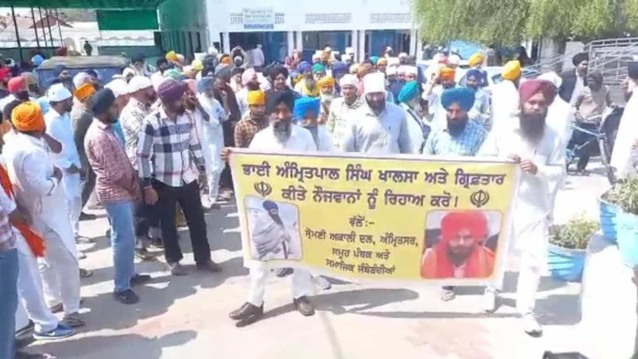 Protest in Bathinda: ਅੰਮ੍ਰਿਤਪਾਲ ਦੇ ਸਾਥੀਆਂ ਦੀ ਰਿਹਾਈ ਨੂੰ ਲੈ ਕੇ ਕੱਢਿਆ ਰੋਸ ਮਾਰਚ,  ਸੌਂਪਿਆ ਮੈਮੋਰੰਡਮ