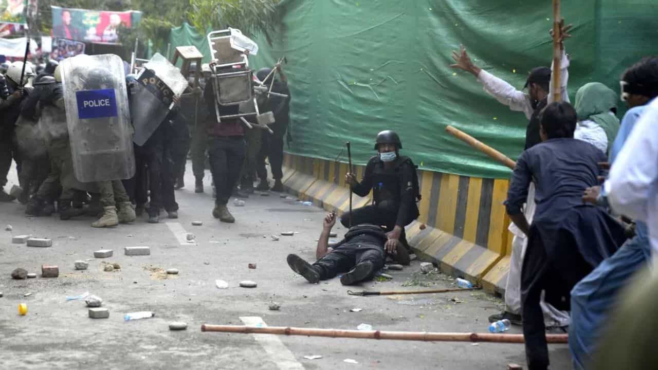 Pakistan: ਇਮਰਾਨ ਖਾਨ ਦੇ ਸਮਰਥਕਾਂ ਨੇ ਪੁਲਿਸ ਨੂੰ ਕੁੱਟਿਆ, ਜਾਨ ਬਚਾ ਕੇ ਭੱਜੇ ਪੁਲਿਸ ਵਾਲੇ