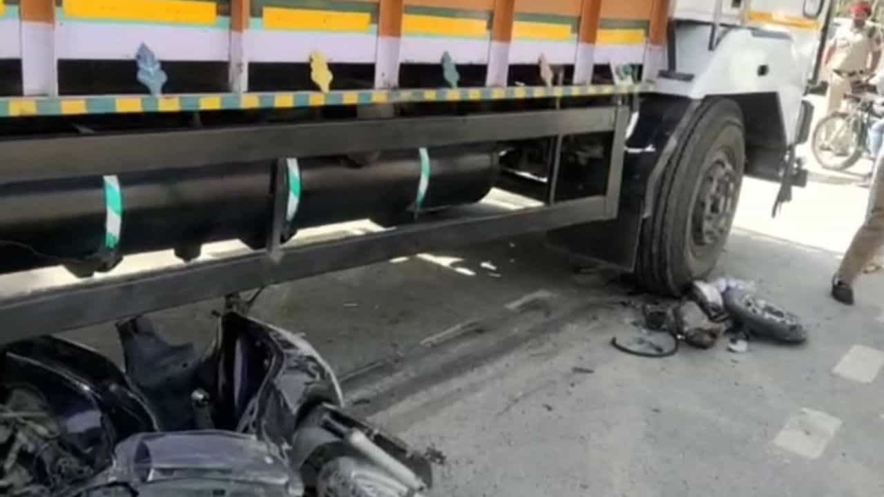 ਜਲਾਲਾਬਾਦ ਫਿਰੋਜ਼ਪੁਰ-ਫਾਜ਼ਿਲਕਾ ਹਾਈਵੇਅ ਤੇ ਵਾਪਰਿਆ ਭਿਆਨਕ ਸੜਕੀ ਹਾਦਸਾ, ਸਕੂਟੀ ਸਵਾਰ ਬਜ਼ੁਰਗ ਦੀ ਮੌਤ ਜਲਾਲਾਬਾਦ ਫਿਰੋਜ਼ਪੁਰ-ਫਾਜ਼ਿਲਕਾ ਹਾਈਵੇਅ ਤੇ ਵਾਪਰਿਆ ਭਿਆਨਕ ਸੜਕੀ ਹਾਦਸਾ, ਸਕੂਟੀ ਸਵਾਰ ਬਜ਼ੁਰਗ ਦੀ ਮੌਤ