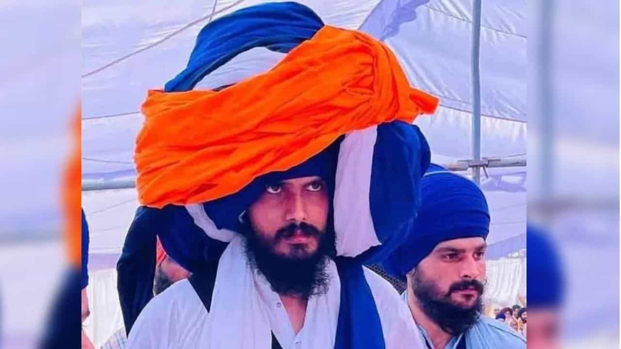 Operation Amritpal: ਮਾਨਸਾ ਚ ਨਾਕਾਬੰਦੀ, ਪੁਲਿਸ ਨੇ ਬੈਰੀਕੇਡਾਂ ਤੇ ਲਾਈਆਂ ਅੰਮ੍ਰਿਤਪਾਲ ਤੇ ਉਸ ਦੇ ਸਾਥੀਆਂ ਦੀਆਂ ਤਸਵੀਰਾਂ