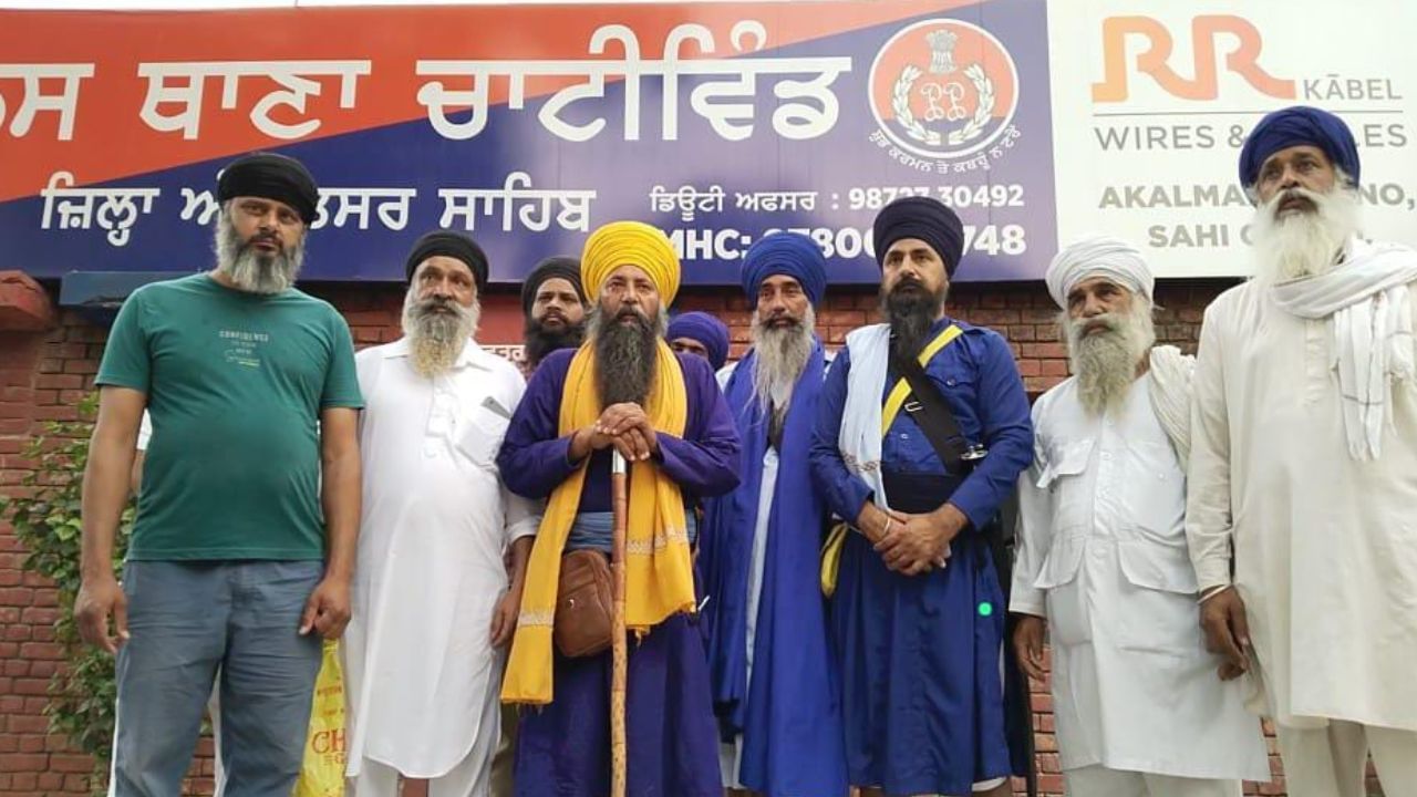 ਅੰਮ੍ਰਿਤਸਰ ਦੇ ਪਿੰਡ ਗੁਰਵਾਲੀ ਵਿਖੇ ਸ੍ਰੀ ਗੁਰੂ ਗ੍ਰੰਥ ਸਾਹਿਬ ਜੀ ਦੀ ਹੋਈ ਬੇਅਦਬੀ, ਪੁਲਿਸ ਵੱਲੋਂ ਕਾਰਵਾਈ ਦਾ ਭਰੋਸਾ ਅੰਮ੍ਰਿਤਸਰ ਦੇ ਪਿੰਡ ਗੁਰਵਾਲੀ ਵਿਖੇ ਸ੍ਰੀ ਗੁਰੂ ਗ੍ਰੰਥ ਸਾਹਿਬ ਜੀ ਦੀ ਹੋਈ ਬੇਅਦਬੀ, ਪੁਲਿਸ ਵੱਲੋਂ ਕਾਰਵਾਈ ਦਾ ਭਰੋਸਾ