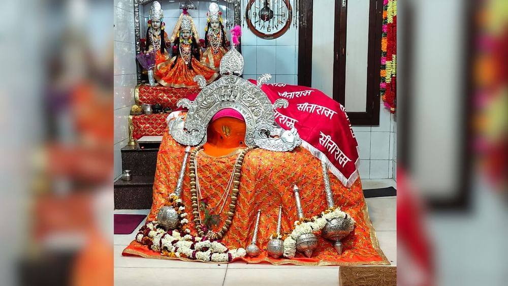 ਸ੍ਰੀ ਬੜਾ ਹਨੂੰਮਾਨ ਮੰਦਿਰ, ਅਮ੍ਰਿਤਸਰ -ਵਿਸ਼ਵ ਪ੍ਰਸਿੱਧ ਸ੍ਰੀ ਦੁਰਗਿਆਨਾ ਤੀਰਥ ਵਿਖੇ ਸਥਿਤ ਇਤਿਹਾਸਕ ਅਤੇ ਪੁਰਾਤਨ ਸ੍ਰੀ ਬੜਾ ਹਨੂੰਮਾਨ ਮੰਦਿਰ ਨੂੰ ਲੰਗੂਰਾਂ ਵਾਲਾ ਮੰਦਿਰ ਵੀ ਕਿਹਾ ਜਾਂਦਾ ਹੈ। ਇੱਥੇ ਹਰ ਸਾਲ ਅੱਸੂ ਦੇ ਨਵਰਾਤਰਿਆਂ ਵਿੱਚ ਲੰਗੂਰ ਮੇਲਾ ਲੱਗਦਾ ਹੈ । ਇਸ ਦੌਰਾਨ ਮੰਦਿਰ ਵਿਚ ਬਹੁਤ ਹੀ ਸ਼ਾਨਦਾਰ ਨਜਾਰਾ ਵੇਖਣ ਨੂੰ ਮਿਲਦਾ ਹੈ। ਪੁੱਤਰ ਪ੍ਰਾਪਤੀ ਦੀ ਮੰਨਤ ਪੂਰੀ ਹੋਣ ਤੋਂ ਲੋਕ ਆਪਣੇ ਬੱਚਿਆਂ ਨੂੰ ਲੰਗੂਰ ਦਾ ਚੋਲਾ ਪਵਾ ਕੇ ਭਗਵਾਨ ਸ੍ਰੀ ਹਨੂੰਮਾਨ ਜੀ ਦਾ ਆਸ਼ੀਰਵਾਦ ਲੈਣ ਪਹੁੰਚਦੇ ਹਨ।
