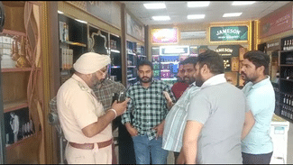 Liquor Loot: ਪੁਲਿਸ ਦੀ ਨੱਕ ਹੇਠ ਪੈਸੇ ਅਤੇ ਮਹਿੰਗੀ ਸ਼ਰਾਬ ਦੀ ਚੋਰੀ, ਸੀਸੀਟੀਵੀ ‘ਚ ਕੈਦ ਤਸਵੀਰਾਂ, ਮੁਲਜਮ ਫਰਾਰ Liquor Loot: ਪੁਲਿਸ ਦੀ ਨੱਕ ਹੇਠ ਪੈਸੇ ਅਤੇ ਮਹਿੰਗੀ ਸ਼ਰਾਬ ਦੀ ਚੋਰੀ, ਸੀਸੀਟੀਵੀ ‘ਚ ਕੈਦ ਤਸਵੀਰਾਂ, ਮੁਲਜਮ ਫਰਾਰ