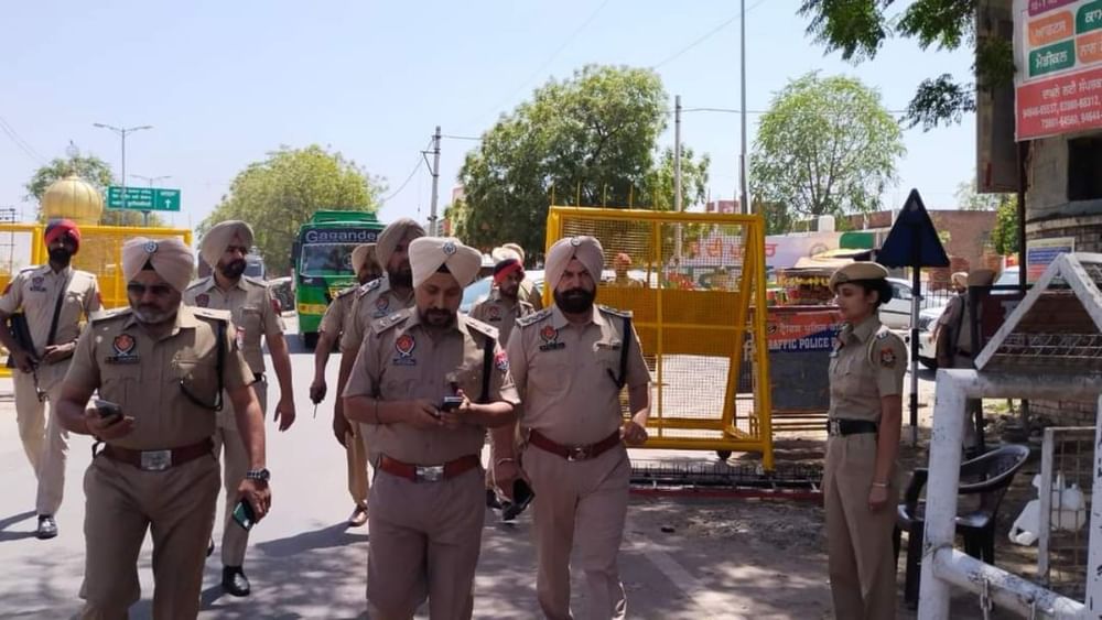 ਇਸ ਦੌਰਾਨ ਅੰਮ੍ਰਿਤਪਾਲ ਦੇ ਸਰੰਡਰ ਕਰਨ ਦੀ ਖਬਰ ਆਉਣ ਤੋਂ ਬਾਅਦ ਪੰਜਾਬ ਪੁਲਿਸ ਚੌਕਸ ਹੈ। ਤਲਵੰਡੀ ਸਾਬੋ ਚ ਭਾਰੀ ਗਿਣਤੀ ਚ ਪੁਲਿਸ ਫੋਰਸ ਤਾਇਨਾਤ ਕੀਤੀ ਗਈ ਹੈ। ਚੱਪੇ-ਚੱਪੇ ਤੇ ਨਜਰ ਰੱਖੀ ਜਾ ਰਹੀ ਹੈ।