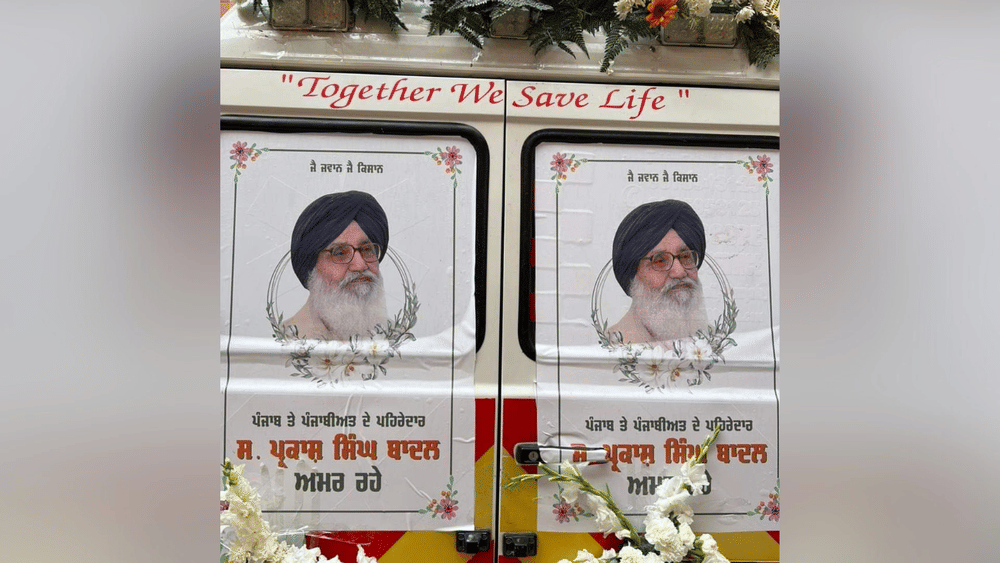 ਮੰਗਲਵਾਰ ਨੂੰ ਸਾਬਕਾ ਮੁੱਖ ਮੰਤਰੀ ਪ੍ਰਕਾਸ਼ ਸਿੰਘ ਬਾਦਲ ਦਾ ਦੇਹਾਂਤ ਹੋ ਗਿਆ। ਬੁੱਧਵਾਰ ਨੂੰ ਉਨ੍ਹਾਂ ਦੀ ਮ੍ਰਿਤਕ ਦੇਹ ਨੂੰ ਆਖਰੀ ਦਰਸ਼ਨਾਂ ਲਈ ਸ਼੍ਰੋਮਣੀ ਅਕਾਲੀ ਦਲ ਦੇ ਦਫਤਰ ਵਿੱਖੇ ਰੱਖਿਆ ਹੈ।