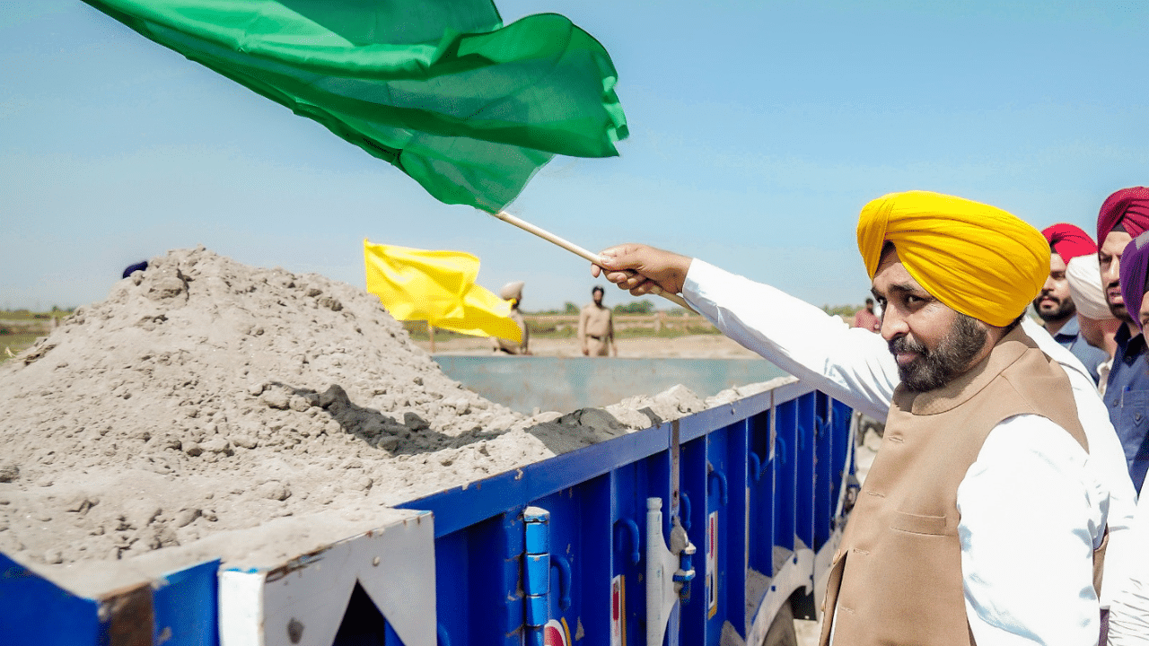 Public Mines: ਸਸਤੀਆਂ ਦਰਾਂ ‘ਤੇ ਰੇਤਾ ਮੁਹੱਈਆ ਕਰਵਾਉਣ ਲਈ ਪੰਜ ਜ਼ਿਲ੍ਹਿਆਂ ਦੀਆਂ 20 ਹੋਰ ਜਨਤਕ ਖੱਡਾਂ ਦੀ ਸ਼ੁਰੂਆਤ Public Mines: ਸਸਤੀਆਂ ਦਰਾਂ ‘ਤੇ ਰੇਤਾ ਮੁਹੱਈਆ ਕਰਵਾਉਣ ਲਈ ਪੰਜ ਜ਼ਿਲ੍ਹਿਆਂ ਦੀਆਂ 20 ਹੋਰ ਜਨਤਕ ਖੱਡਾਂ ਦੀ ਸ਼ੁਰੂਆਤ