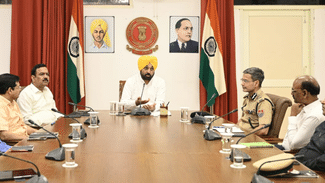 CM On Police: ਸੀਐੱਮ ਨੇ ਕੀਤੀ ਪੰਜਾਬ ਪੁਲਿਸ ਦੀ ਤਾਰੀਫ, ਬੋਲੇ -ਕਿਸੇ ਵੀ ਤਰ੍ਹਾਂ ਦੀ ਅਣਸੁਖਾਵੀਂ ਸਥਿਤੀ ਨਾਲ ਨਜਿੱਠਣ ‘ਚ ਹੈ ਸਮਰੱਥ CM On Police: ਸੀਐੱਮ ਨੇ ਕੀਤੀ ਪੰਜਾਬ ਪੁਲਿਸ ਦੀ ਤਾਰੀਫ, ਬੋਲੇ -ਕਿਸੇ ਵੀ ਤਰ੍ਹਾਂ ਦੀ ਅਣਸੁਖਾਵੀਂ ਸਥਿਤੀ ਨਾਲ ਨਜਿੱਠਣ ‘ਚ ਹੈ ਸਮਰੱਥ