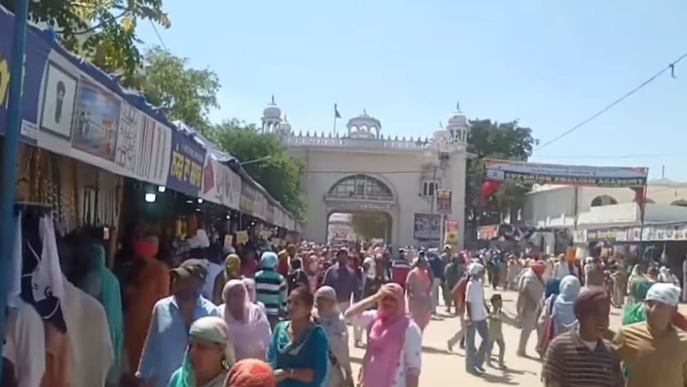 ਤਲਵੰਡੀ ਸਾਬੋ ਵਿੱਚ ਵਿਸਾਖੀ ਮੇਲਾ ਦੀ ਸੋਮਵਾਰ ਤੋਂ ਸ਼ੁਰੂਆਤ ਹੋ ਚੁੱਕੀ ਹੈ। ਇਹ ਮੇਲਾ 14 ਅਪ੍ਰੈਲ ਤੱਕ ਮਨਾਇਆ ਜਾਵੇਗਾ। ਸੰਗਤਾਂ ਵਿੱਚ ਭਾਰੀ ਉਤਸ਼ਾਹ ਵੇਖਣ ਨੂੰ ਮਿਲ ਰਿਹਾ ਹੈ। ਲੋਕ ਰੰਗ-ਬਿਰੰਗੇ ਕਪੜੇ ਪਾ ਕੇ ਮੇਲੇ ਵਿੱਚ ਪਹੁੰਚ ਰਹੇ ਹਨ। ਸਿੱਖ ਸੰਗਤਾਂ ਅੱਜ ਤੋਂ ਹੀ ਗੁਰਦੁਆਰਾ ਸਾਹਿਬ ਦੇ ਵਿਚ ਨਤਮਸਤਕ ਹੋਣ ਲਈ ਪਹੁੰਚ ਰਹੀਆਂ ਹਨ।