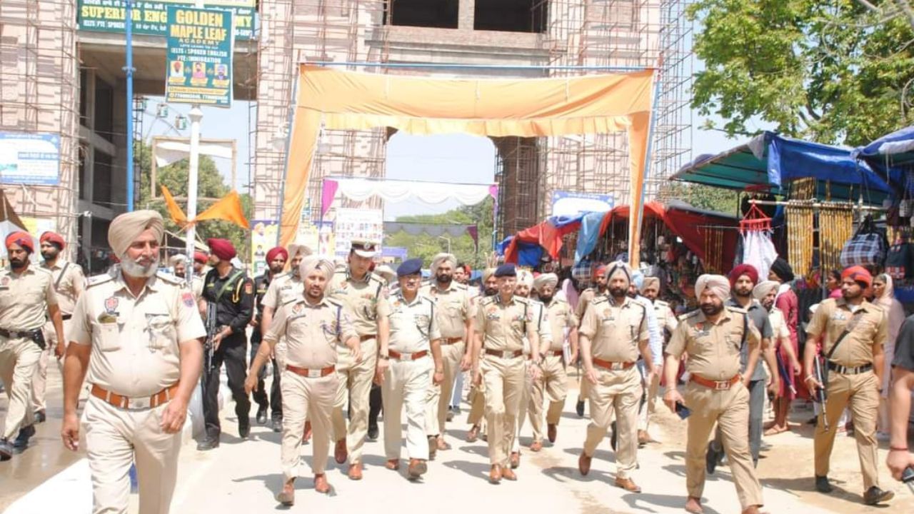 Baisakhi 2023: ਵਿਸਾਖੀ ਮੇਲੇ ਦੇ ਸੁਰੱਖਿਆ ਪ੍ਰਬੰਧਾਂ ਦਾ ਜਾਇਜਾ ਲੈਣ ਤਲਵੰਡੀ ਸਾਬੋ ਪਹੁੰਚ ਰਹੇ DGP ਗੌਰਵ ਯਾਦਵ Baisakhi 2023: ਵਿਸਾਖੀ ਮੇਲੇ ਦੇ ਸੁਰੱਖਿਆ ਪ੍ਰਬੰਧਾਂ ਦਾ ਜਾਇਜਾ ਲੈਣ ਤਲਵੰਡੀ ਸਾਬੋ ਪਹੁੰਚ ਰਹੇ DGP ਗੌਰਵ ਯਾਦਵ