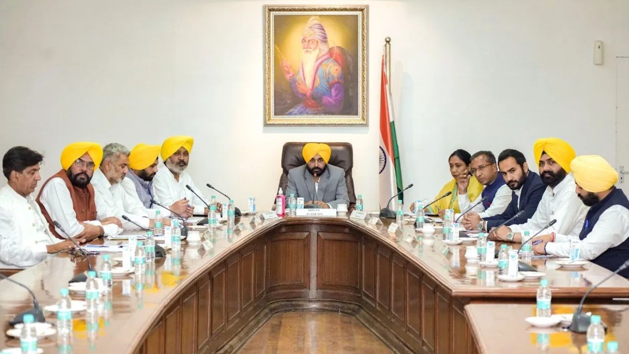 Cabinet Meeting: ਵਿਸਾਖੀ ਤੋਂ ਪਹਿਲਾਂ ਕਿਸਾਨਾਂ ਦੇ ਬੈਂਕ ਖਾਤਿਆਂ ‘ਚ ਆਵੇਗੀ ਮੁਆਵਜੇ ਦੀ ਰਾਸ਼ੀ Cabinet Meeting: ਵਿਸਾਖੀ ਤੋਂ ਪਹਿਲਾਂ ਕਿਸਾਨਾਂ ਦੇ ਬੈਂਕ ਖਾਤਿਆਂ ‘ਚ ਆਵੇਗੀ ਮੁਆਵਜੇ ਦੀ ਰਾਸ਼ੀ