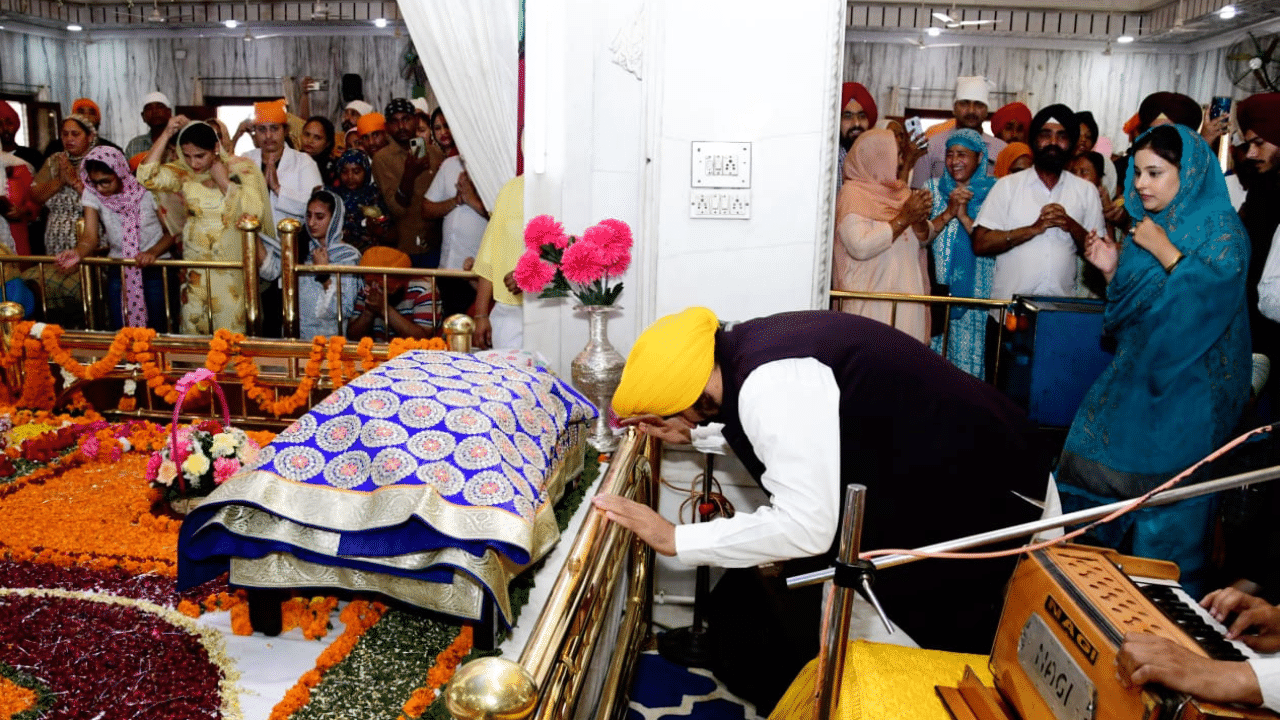 CM Maan in Guru Ghar: ਵਿਸਾਖੀ ਦੇ ਪਵਿੱਤਰ ਦਿਹਾੜੇ ‘ਤੇ ਗੁਰਦੁਆਰਾ ਦੂਖ ਨਿਵਾਰਨ ਸਾਹਿਬ, ਪਟਿਆਲਾ ਵਿਖੇ ਨਤਮਸਤਕ ਹੋਏ ਮੁੱਖ ਮੰਤਰੀ CM Maan in Guru Ghar: ਵਿਸਾਖੀ ਦੇ ਪਵਿੱਤਰ ਦਿਹਾੜੇ ‘ਤੇ ਗੁਰਦੁਆਰਾ ਦੂਖ ਨਿਵਾਰਨ ਸਾਹਿਬ, ਪਟਿਆਲਾ ਵਿਖੇ ਨਤਮਸਤਕ ਹੋਏ ਮੁੱਖ ਮੰਤਰੀ