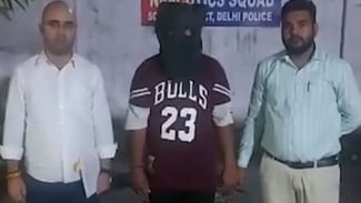 Delhi: ਜਨਮ ਦਿਨ ਵਾਲੇ ਸੜਕ ‘ਤੇ ਪਿਸਤੌਲ ਨਾਲ ਕੱਟਿਆ ਕੇਕ, ਤੀਜੇ ਦਿਨ ਲੱਗੀ ਹੱਥਕੜੀ Delhi: ਜਨਮ ਦਿਨ ਵਾਲੇ ਸੜਕ ‘ਤੇ ਪਿਸਤੌਲ ਨਾਲ ਕੱਟਿਆ ਕੇਕ, ਤੀਜੇ ਦਿਨ ਲੱਗੀ ਹੱਥਕੜੀ