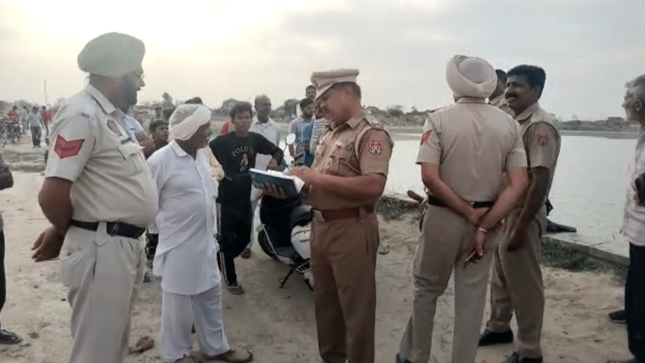 Dead Body in River: ਸ਼ਹਿਰ ਨੂੰ ਸਪਲਾਈ ਹੋਣ ਵਾਲੀ ਪਾਣੀ ਦੀ ਡਿੱਗੀ ‘ਚੋਂ ਮਿਲੀ ਲਾਸ਼ Dead Body in River: ਸ਼ਹਿਰ ਨੂੰ ਸਪਲਾਈ ਹੋਣ ਵਾਲੀ ਪਾਣੀ ਦੀ ਡਿੱਗੀ ‘ਚੋਂ ਮਿਲੀ ਲਾਸ਼