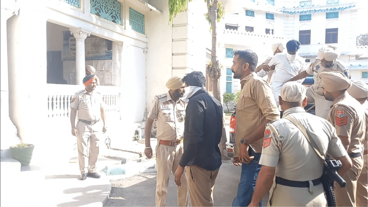 Faridkot Sacrilege Case: ਫਰੀਦਕੋਟ ਗੁਟਕਾ ਸਾਹਿਬ ਬੇਅਦਬੀ ਮਾਮਲੇ ਨੂੰ ਪੁਲਿਸ ਨੇ 24 ਘੰਟਿਆਂ ਅੰਦਰ ਕੀਤਾ ਹੱਲ Faridkot Sacrilege Case: ਫਰੀਦਕੋਟ ਗੁਟਕਾ ਸਾਹਿਬ ਬੇਅਦਬੀ ਮਾਮਲੇ ਨੂੰ ਪੁਲਿਸ ਨੇ 24 ਘੰਟਿਆਂ ਅੰਦਰ ਕੀਤਾ ਹੱਲ