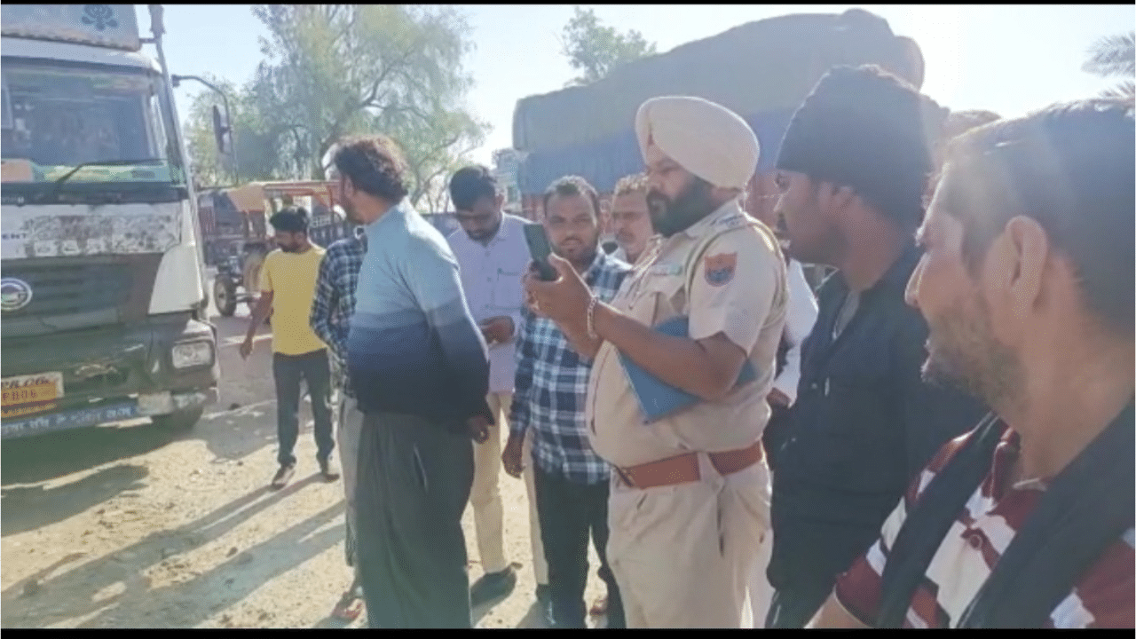 Road Accident: ਸੜਕ ਹਾਦਸੇ ‘ਚ ਪਹਿਲਾਂ ਗਏ 3 ਜੀਅ, 7 ਦਿਨਾਂ ਤੱਕ ਮੌਤ ਨਾਲ ਜੰਗ ਤੋਂ ਬਾਅਦ ਹੁਣ ਫੌਜੀ ਨੇ ਵੀ ਤੋੜਿਆ ਦਮ Road Accident: ਸੜਕ ਹਾਦਸੇ ‘ਚ ਪਹਿਲਾਂ ਗਏ 3 ਜੀਅ, 7 ਦਿਨਾਂ ਤੱਕ ਮੌਤ ਨਾਲ ਜੰਗ ਤੋਂ ਬਾਅਦ ਹੁਣ ਫੌਜੀ ਨੇ ਵੀ ਤੋੜਿਆ ਦਮ