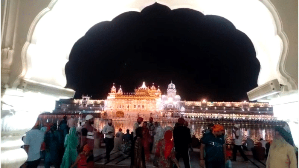 ਸਿਖ ਸਰਧਾਲੂਆਂ ਨੇ ਦੱਸਿਆ ਕਿ ਅਜ ਸਿੱਖਾਂ ਲਈ ਬਹੁਤ ਹੀ ਵਡਾ ਅਤੇ ਖੁਸ਼ੀ ਦਾ ਦਿਹਾੜਾ ਹੈ ਉਨ੍ਹਾਂ ਕਿਹਾ ਇਥੇ ਗੁਰੂ ਘਰ ਵਿੱਚ ਆ ਕੇ ਮਨ ਨੂੰ ਬਹੁਤ ਖੁਸ਼ੀ ਮਹਿਸੂਸ ਹੋਈ। ਸੰਗਤਾਂ ਵੱਲੋਂ ਸੱਚਖੰਡ ਸ੍ਰੀ ਹਰਿਮੰਦਰ ਸਾਹਿਬ ਵਿਚ ਮੋਮਬੱਤੀਆਂ ਜਗਾ ਕੇ ਦੀਪਮਾਲਾ ਕੀਤੀ ਗਈ।