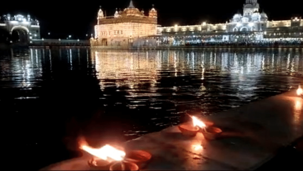 ਸੱਚਖੰਡ ਸ੍ਰੀ ਹਰਿਮੰਦਰ ਸਾਹਿਬ ਨੂੰ ਪੂਰੀ ਤਰ੍ਹਾਂ ਰੰਗ ਬਰੰਗੀਆਂ ਲਾਈਟਾਂ ਨਾਲ ਸਜਾਇਆ ਗਿਆ। 1699 ਈ: ਨੂੰ ਵੈਸਾਖੀ ਵਾਲੇ ਦਿਨ ਹੀ ਦਸਵੇਂ ਪਾਤਸ਼ਾਹ ਸ੍ਰੀ ਗੁਰੂ ਗੋਬਿੰਦ ਸਿੰਘ ਜੀ ਨੇ ਸ੍ਰੀ ਆਨੰਦਪੁਰ ਸਾਹਿਬ ਵਿਖੇ ਖ਼ਾਲਸਾ ਪੰਥ ਸਾਜ ਕੇ ਮਨੁੱਖਤਾ ਨੂੰ ਗੁਲਾਮੀ ਤੋਂ ਮੁਕਤ ਕਰ ਸਵੈਮਾਣ ਨਾਲ ਜਿਊਣ ਦਾ ਰਾਹ ਦਰਸਾਇਆ।