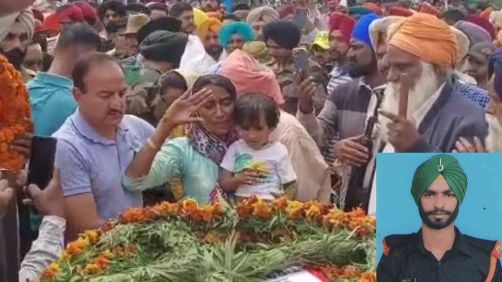 ਸ਼ਹੀਦ ਹਰਕ੍ਰਿਸ਼ਨ ਸਿੰਘ ਨੂੰ ਸਰਕਾਰੀ ਸਨਮਾਨਾਂ ਨਾਲ ਸਲਾਮੀ ਦਿੱਤੀ ਗਈ। ਸ਼ਹੀਦ ਹਰਕ੍ਰਿਸ਼ਨ ਸਿੰਘ ਦੀ ਮ੍ਰਿਤਕ ਦੇਹ ਨੂੰ ਉਨ੍ਹਾਂ ਦੀ 2 ਸਾਲਾਂ ਦੀ ਧੀ ਅਤੇ ਪਤਨੀ ਨੇ ਮੁਖ ਅਗਨੀ ਭੇਟ ਕੀਤੀ। ਇਸ ਮੌਕੇ ਹਰ ਵਿਅਕਤੀ ਦੀਆਂ ਅੱਖ ਨਮ ਸਨ।