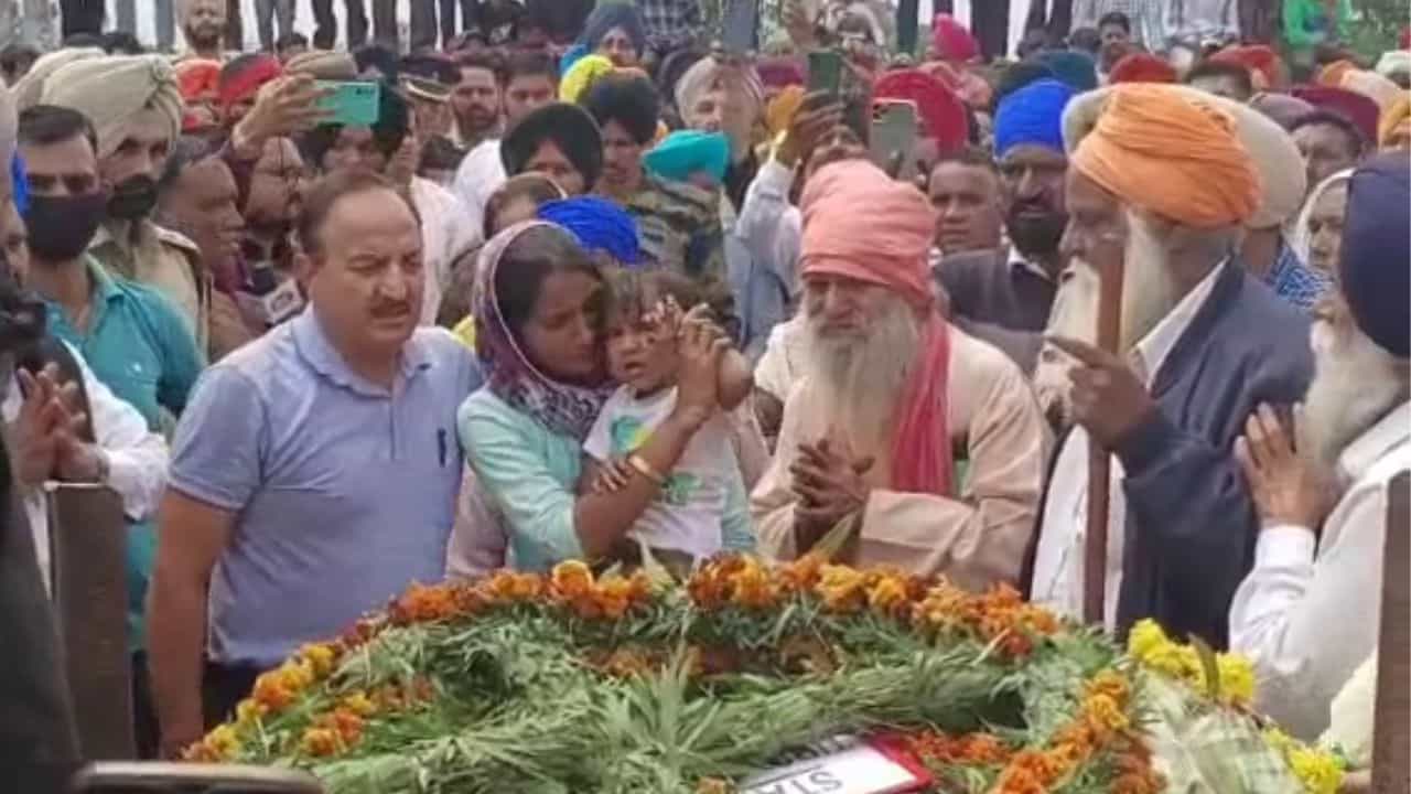 Gurdaspur Martyr: ਸ਼ਹੀਦ ਹਰਕ੍ਰਿਸ਼ਨ ਸਿੰਘ ਨੂੰ ਸਰਕਾਰੀ ਸਨਮਾਨਾਂ ਨਾਲ ਅੰਤਿਮ ਵਿਦਾਈ, ਭੁੱਬਾਂ ਮਾਰ ਰੋਇਆ ਪਰਿਵਾਰ Gurdaspur Martyr: ਸ਼ਹੀਦ ਹਰਕ੍ਰਿਸ਼ਨ ਸਿੰਘ ਨੂੰ ਸਰਕਾਰੀ ਸਨਮਾਨਾਂ ਨਾਲ ਅੰਤਿਮ ਵਿਦਾਈ, ਭੁੱਬਾਂ ਮਾਰ ਰੋਇਆ ਪਰਿਵਾਰ