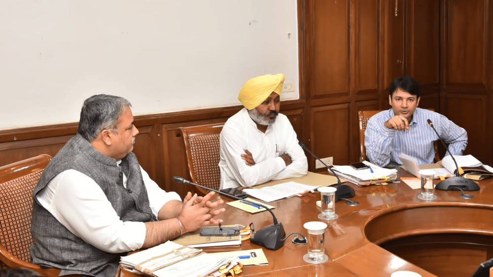 ਚੀਮਾ ਨੇ ਕਿਹਾ ਕਿ ਬੀਅਰ ਬ੍ਰਾਂਡਾਂ ਦੀ ਘੱਟੋ-ਘੱਟ ਪ੍ਰਚੂਨ ਵਿਕਰੀ ਕੀਮਤ ਪਾਲਿਸੀ ਦੇ ਅਨੁਬੰਧ 3 ਵਿੱਚ ਨਿਰਧਾਰਤ ਫਾਰਮੂਲੇ ਅਨੁਸਾਰ ਮਿਥੀ ਗਈ ਹੈ ਅਤੇ ਖਪਤਕਾਰਾਂ ਦੇ ਹਿੱਤਾਂ ਨੂੰ ਧਿਆਨ ਵਿੱਚ ਰੱਖਦਿਆਂ ਪ੍ਰਚੂਨ ਵਿਕਰੀ ਮੁੱਲ ਨਿਰਧਾਰਤ ਕੀਤਾ ਗਿਆ ਹੈ ਤਾਂ ਜੋ ਉਹ ਕਿਫਾਇਤੀ ਉਤਪਾਦ ਪ੍ਰਾਪਤ ਕਰ ਸਕਣ। ਉਨ੍ਹਾਂ ਕਿਹਾ ਕਿ ਇਹ ਕਦਮ ਗੁਆਂਢੀ ਰਾਜਾਂ ਤੋਂ ਇਸ ਦੀ ਤਸਕਰੀ ਨੂੰ ਰੋਕਣ ਦੇ ਨਾਲ-ਨਾਲ ਬੀਅਰ ਦੀਆਂ ਕੀਮਤਾਂ ਵਿੱਚ ਬੇਲੋੜੇ ਵਾਧੇ ਨੂੰ ਰੋਕਣ ਲਈ ਚੁੱਕਿਆ ਗਿਆ ਹੈ। ਉਨ੍ਹਾਂ ਕਿਹਾ ਕਿ ਅਜਿਹੇ ਕਦਮ ਨਾਜਾਇਜ਼ ਸ਼ਰਾਬ ਦੇ ਉਤਪਾਦਨ ਅਤੇ ਸੇਵਨ ਤੋਂ ਲੋਕਾਂ ਨੂੰ ਦੂਰ ਕਰਨ ਲਈ ਚੁੱਕੇ ਜਾ ਰਹੇ ਹਨ।